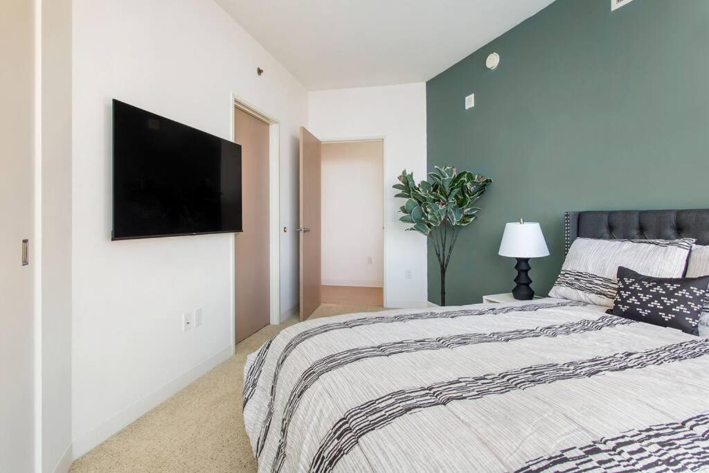 Apartmán Lovely Upscale High Rise Private Parking & Pool Los Angeles Exteriér fotografie
