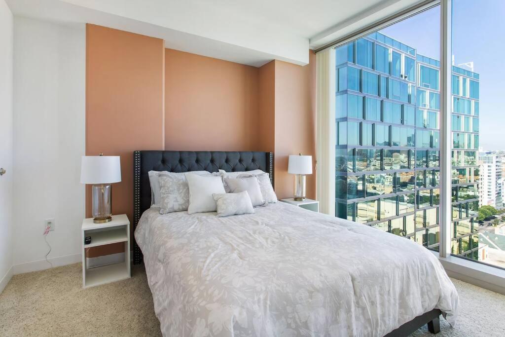 Apartmán Lovely Upscale High Rise Private Parking & Pool Los Angeles Exteriér fotografie