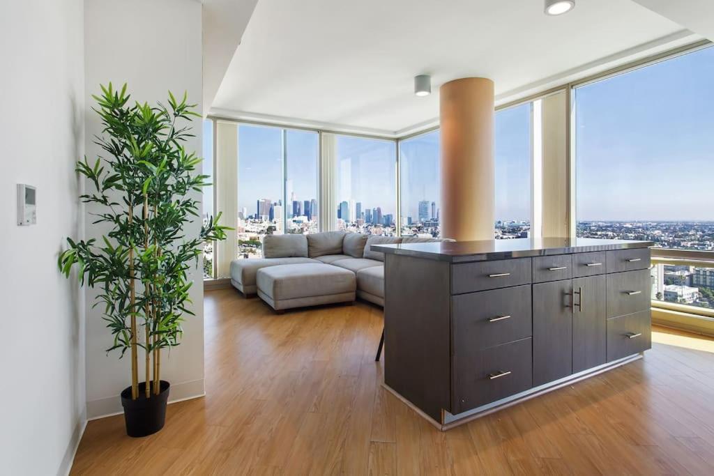 Apartmán Lovely Upscale High Rise Private Parking & Pool Los Angeles Exteriér fotografie