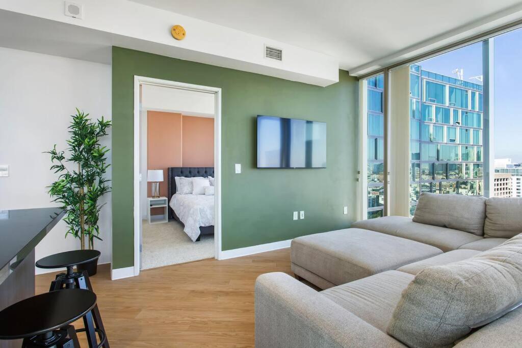 Apartmán Lovely Upscale High Rise Private Parking & Pool Los Angeles Exteriér fotografie
